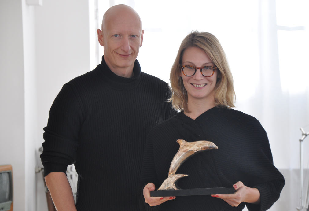 Uwe Kleinheinrich und Lea Kottsieper von der Medienfabrik mit dem Silbernen Delphin von Cannes für das "Alois" Employer Branding Video.