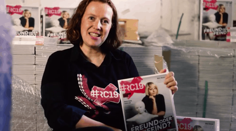 Chefredakteurin Katja Mayer mit dem #RC19 Festival-Mag