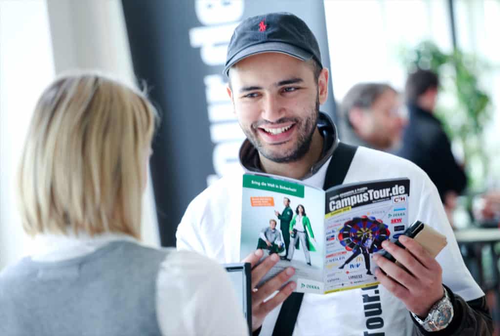 CampusTourCareerGuide-Verteilung auf der CampusTour