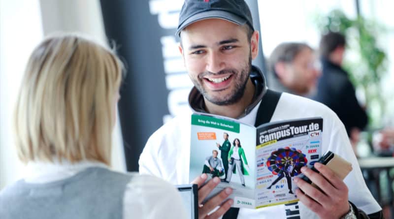 CampusTourCareerGuide-Verteilung auf der CampusTour