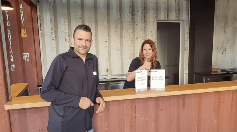 Christine Kirbach und Rene Demin mit ihrem Buch "ZUKUNFT (mit) PERSONAL" SAATKORN